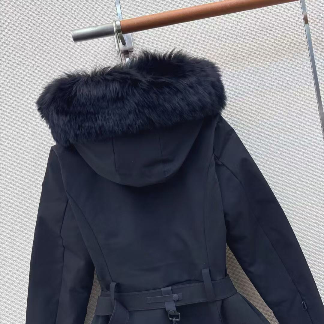 <p>MONCLER 经典Celac短款收腰羽绒滑雪服(藏青)</p>