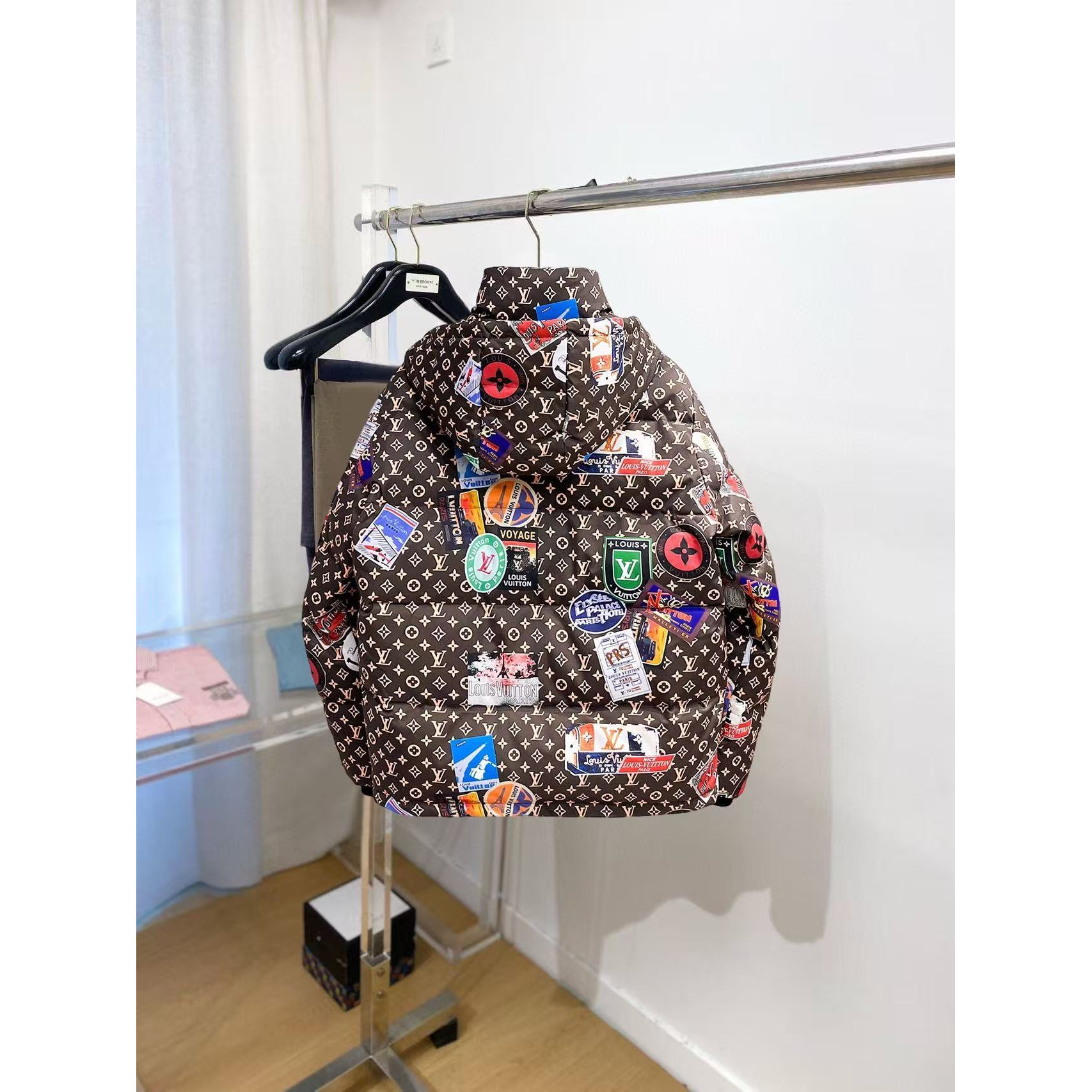 <p>LV 秋冬新款羽绒服(棕色)</p>