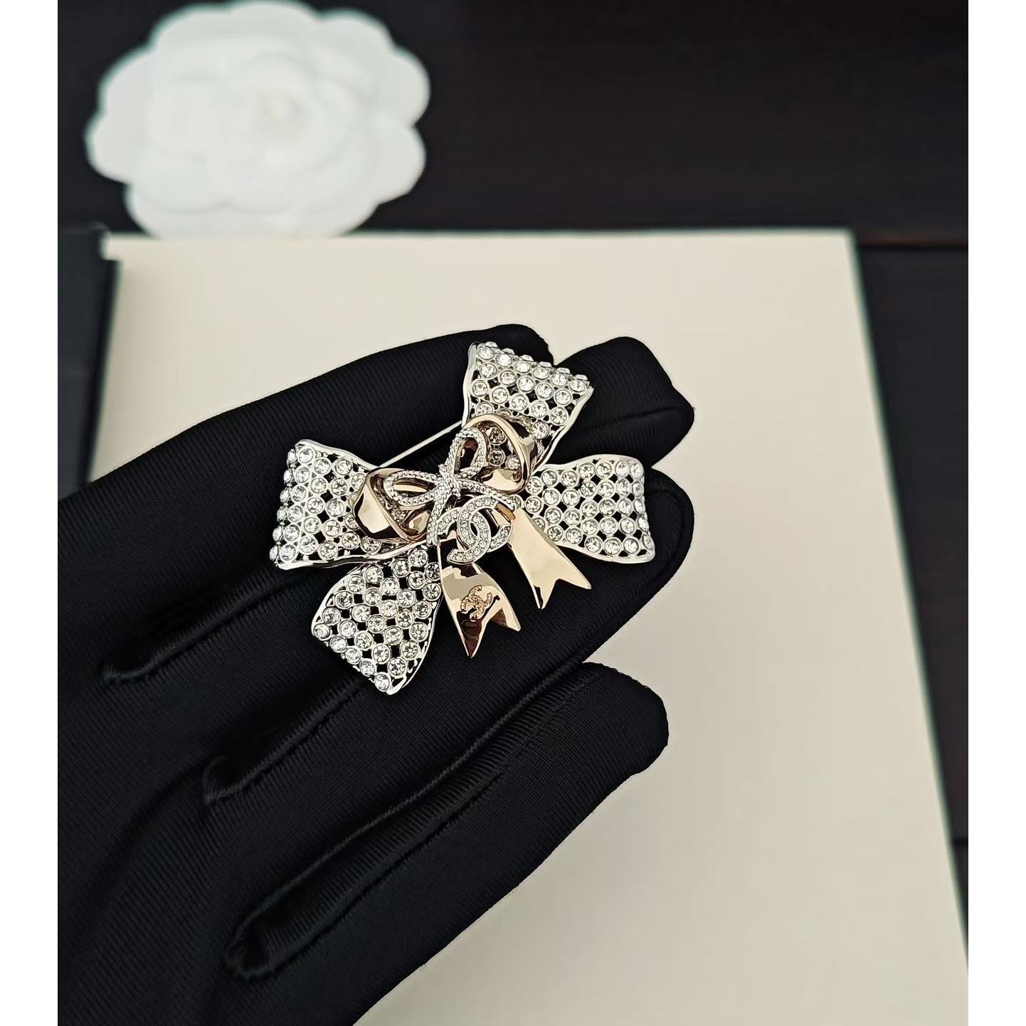 <p>CHANEL&nbsp;满钻双色蝴蝶结胸针</p>