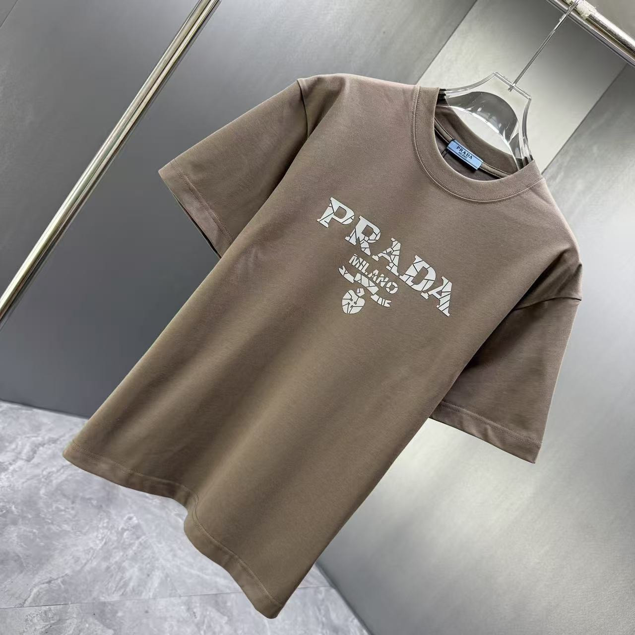 <p>Prada 短袖T恤(棕)</p>
