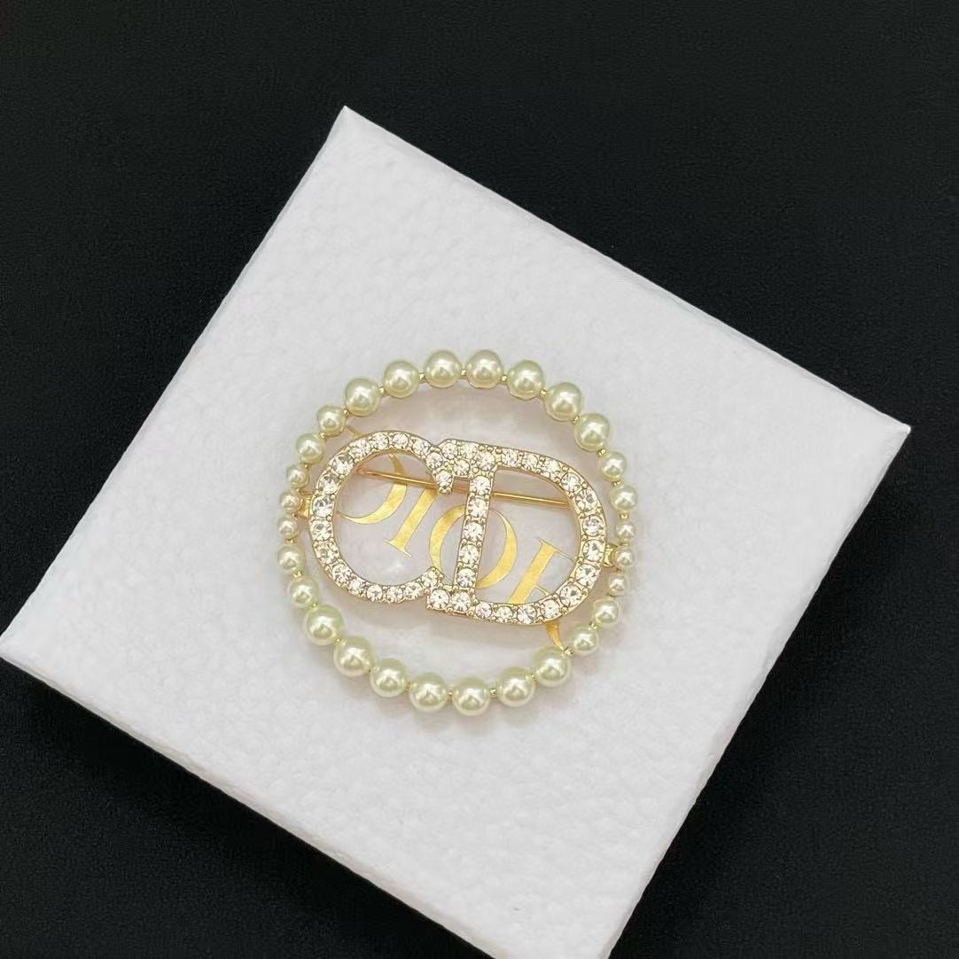 <p>DIOR&nbsp;珍珠胸针</p>