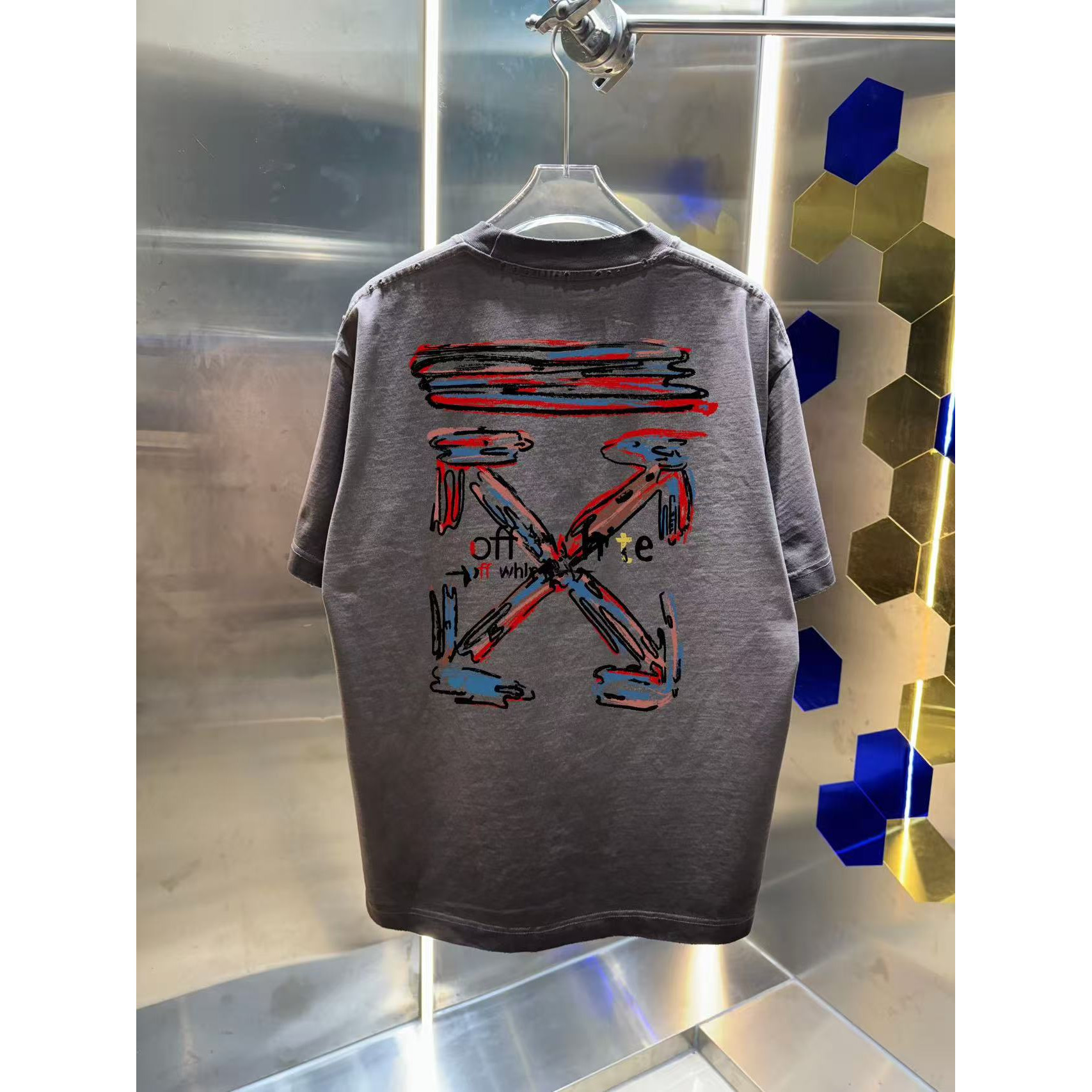 <p>OFF-white 洗水磨破短袖T恤(洗水咖)</p>