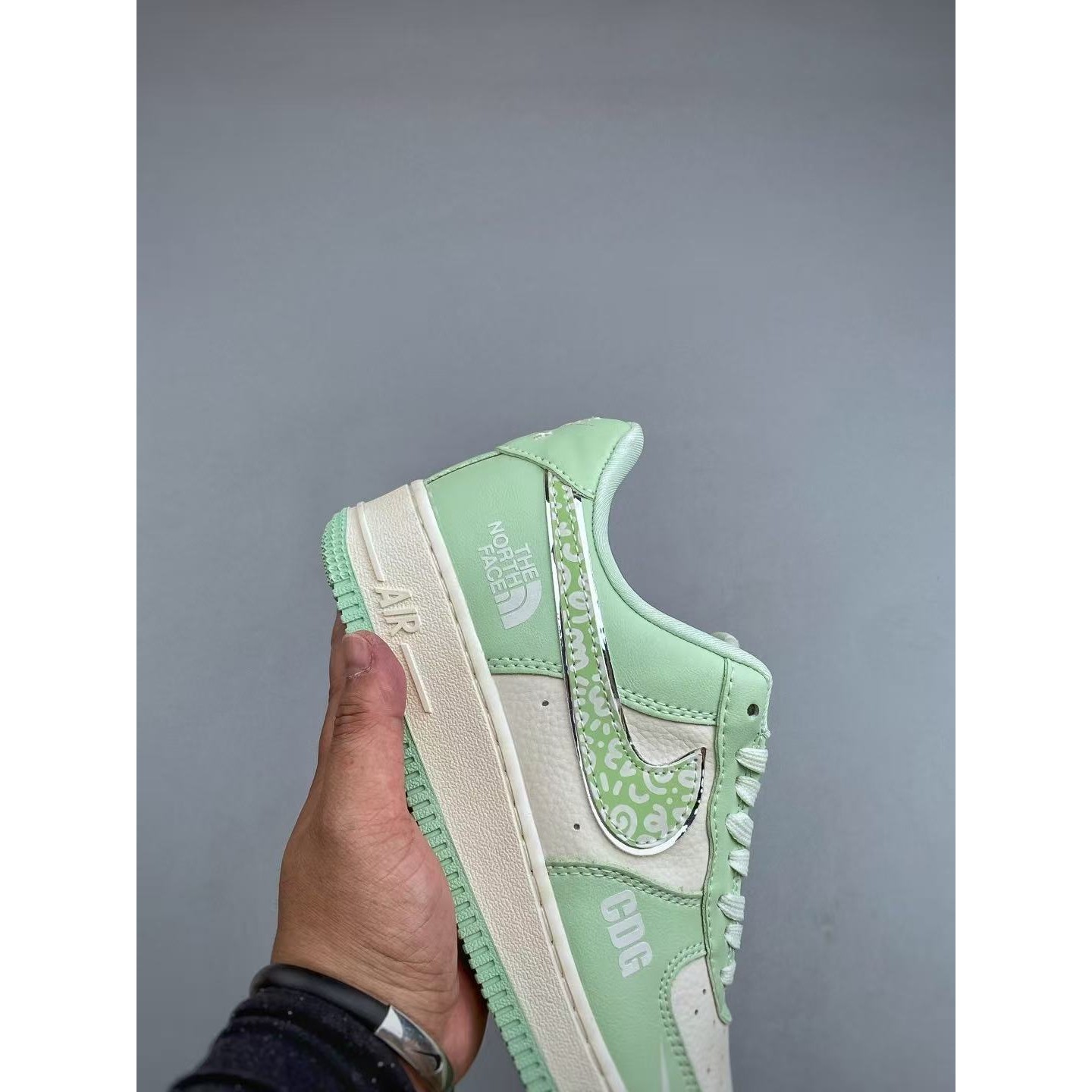 <p>Nike Air Force1 07 low &nbsp;联名款(綠)</p>