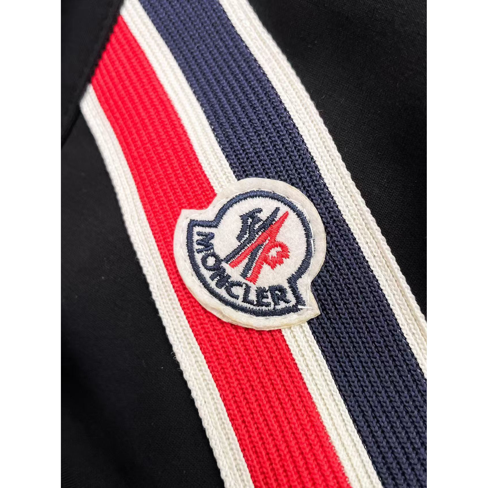 <p>MONCLER 专柜新款休闲短裤(黑)</p>