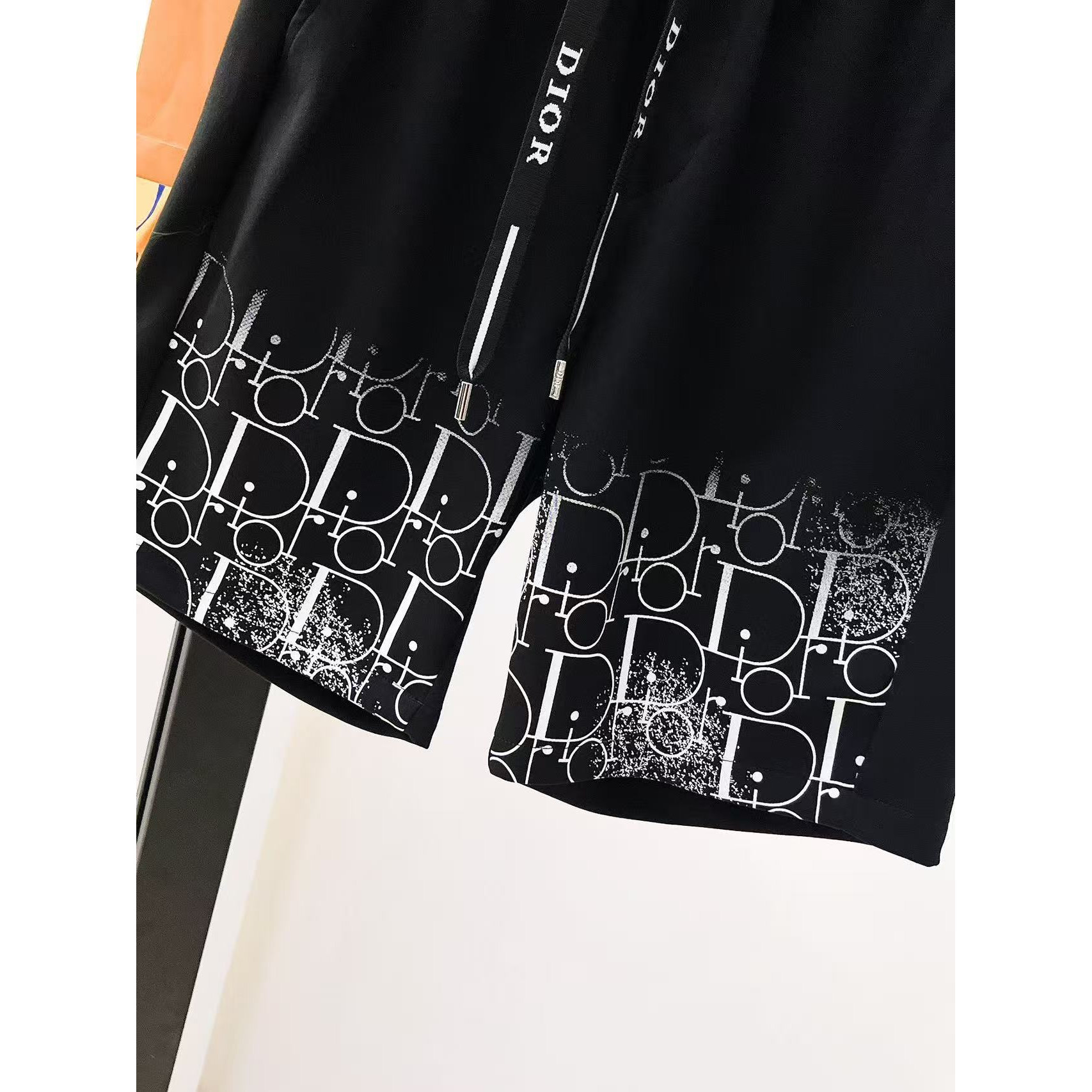 <p>DIOR 专柜新款休闲短裤(黑)</p>