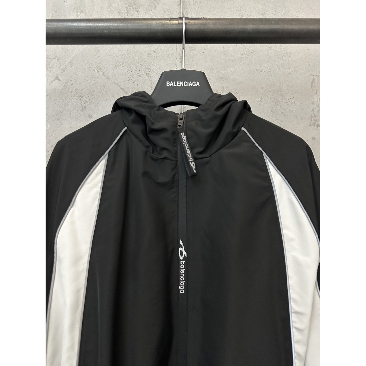 <p>Balenciaga BODIES拼色休闲运动冲锋衣外套</p>