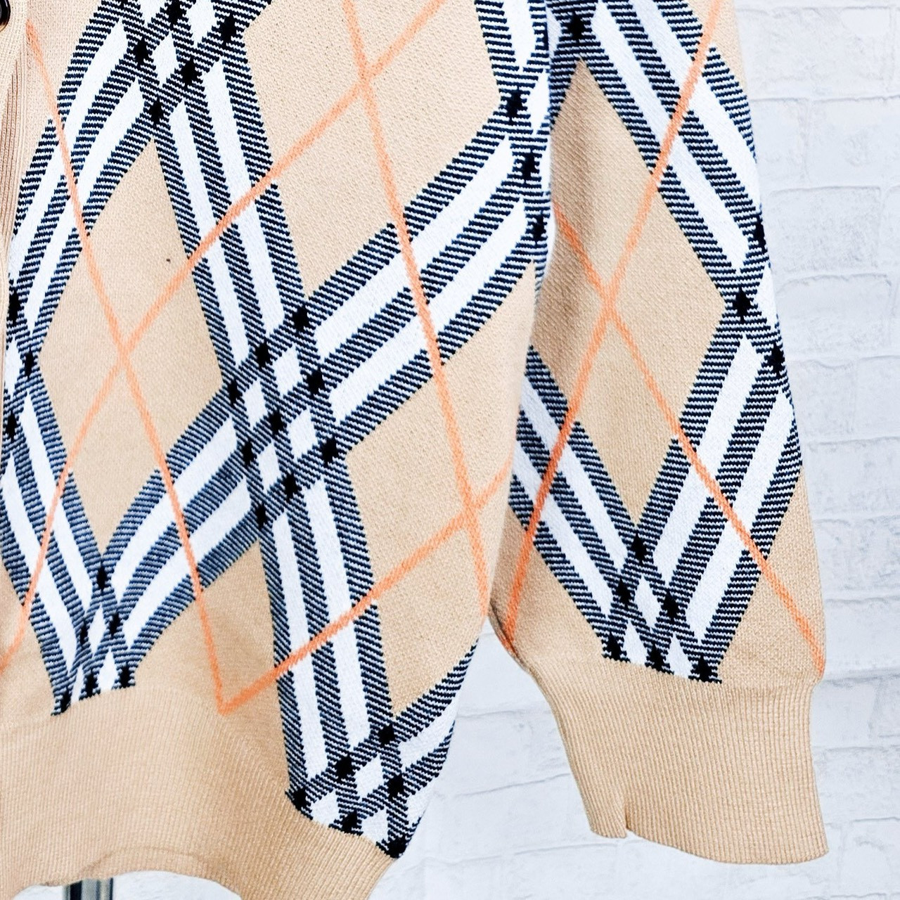 <p>BURBERRY&nbsp;情侣V领针织开衫毛衣(卡其GJ44)</p>