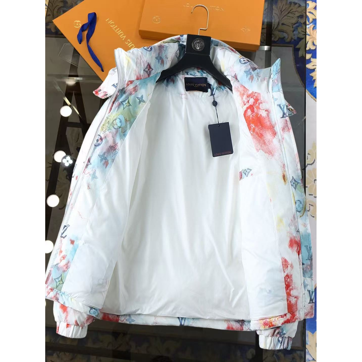 <p>LV 新款羽绒服(白)</p>