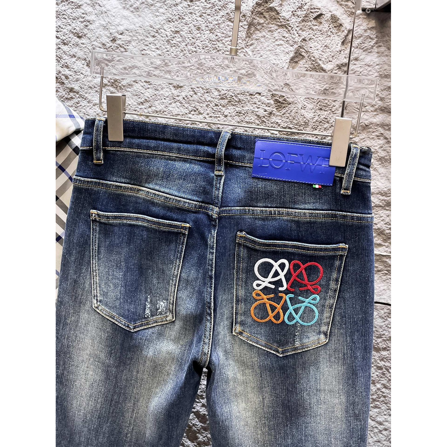 <p>LOEWE&nbsp;高端牛仔裤</p>