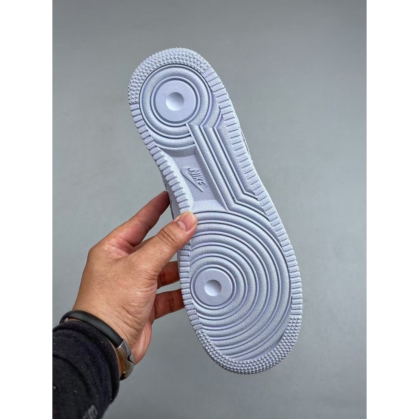 <p>NIKE AIR FORCE 1 '07 LV8 (白)</p>