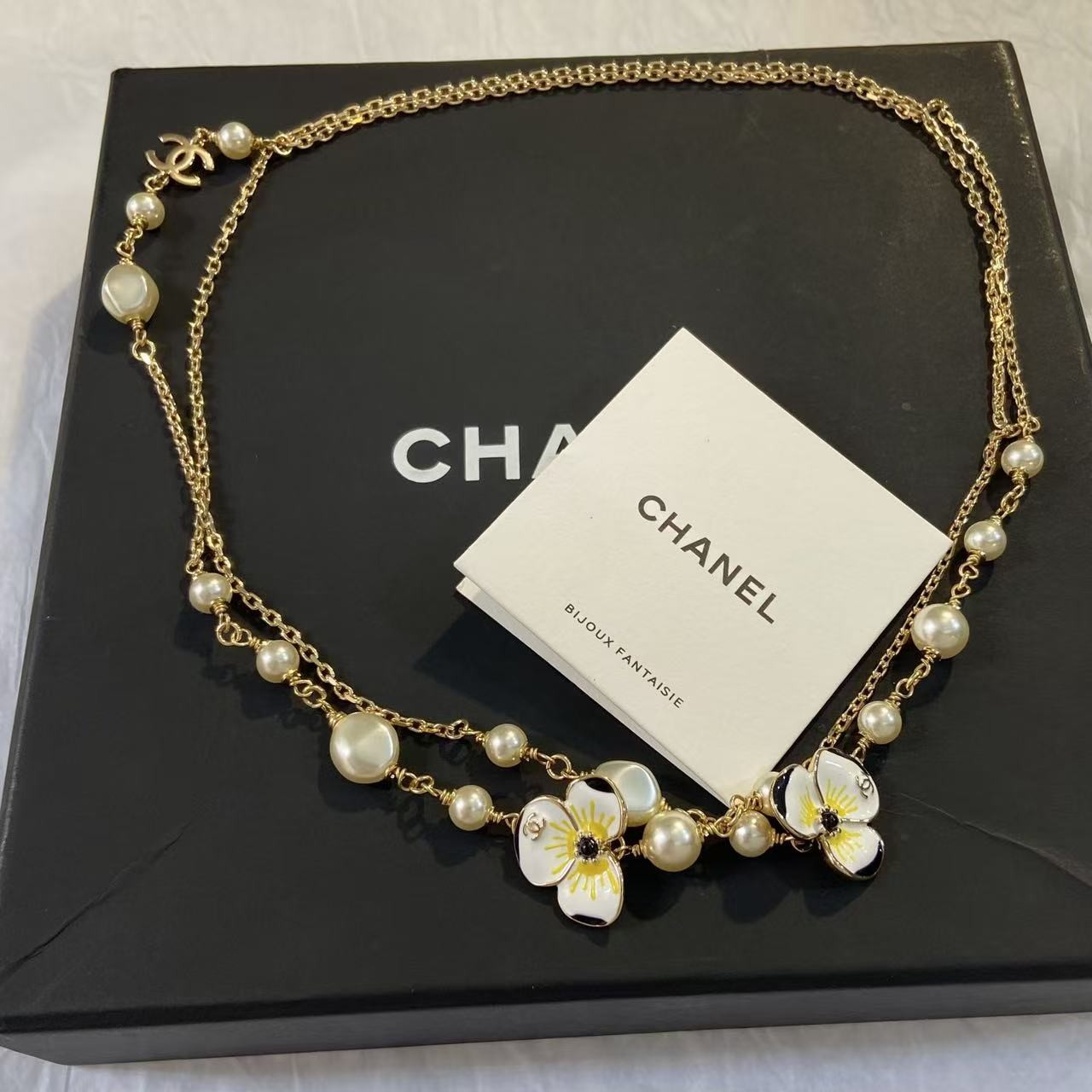 <p>CHANEL 三色堇珠流苏项链</p>