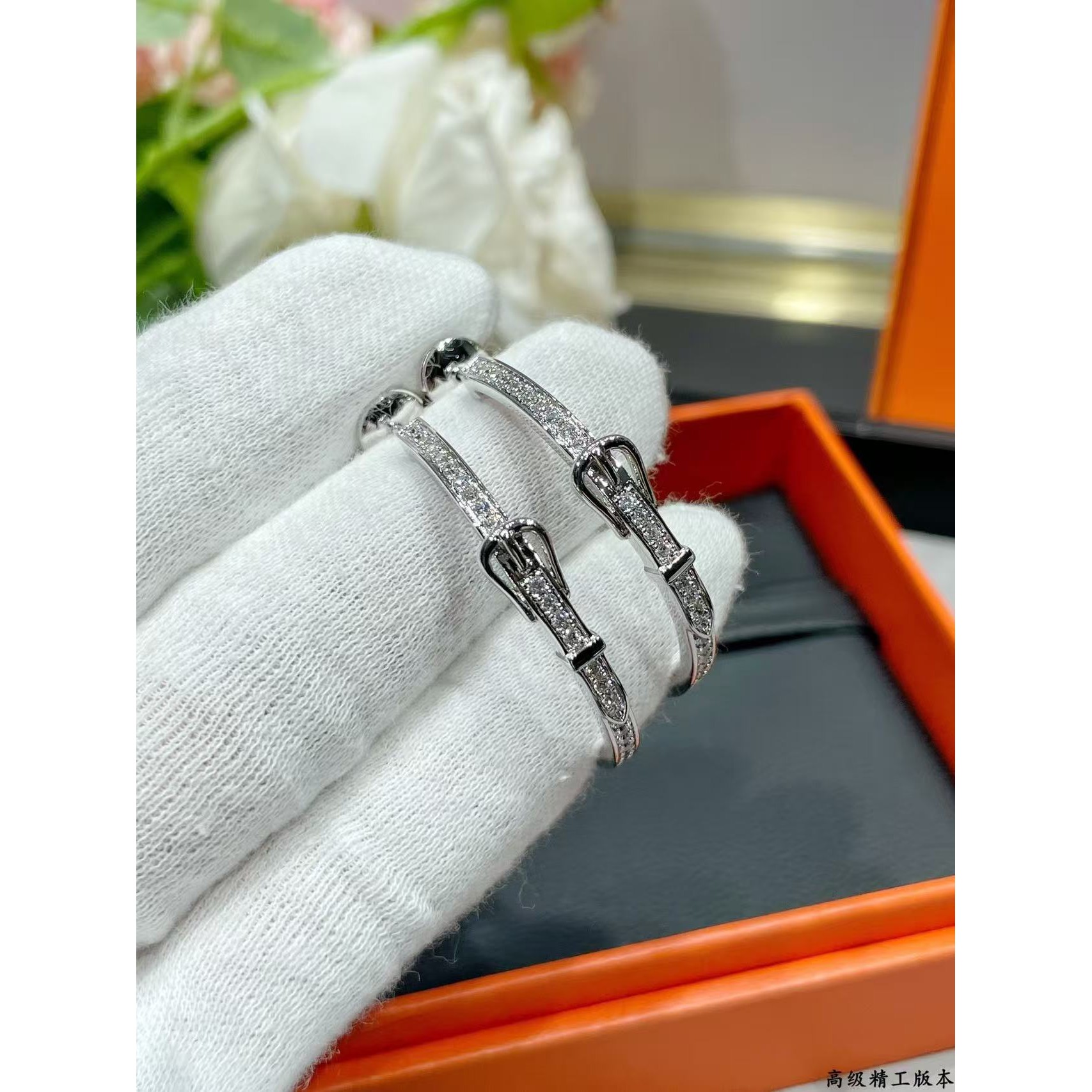 <p>HERMES&nbsp;满钻耳环</p>