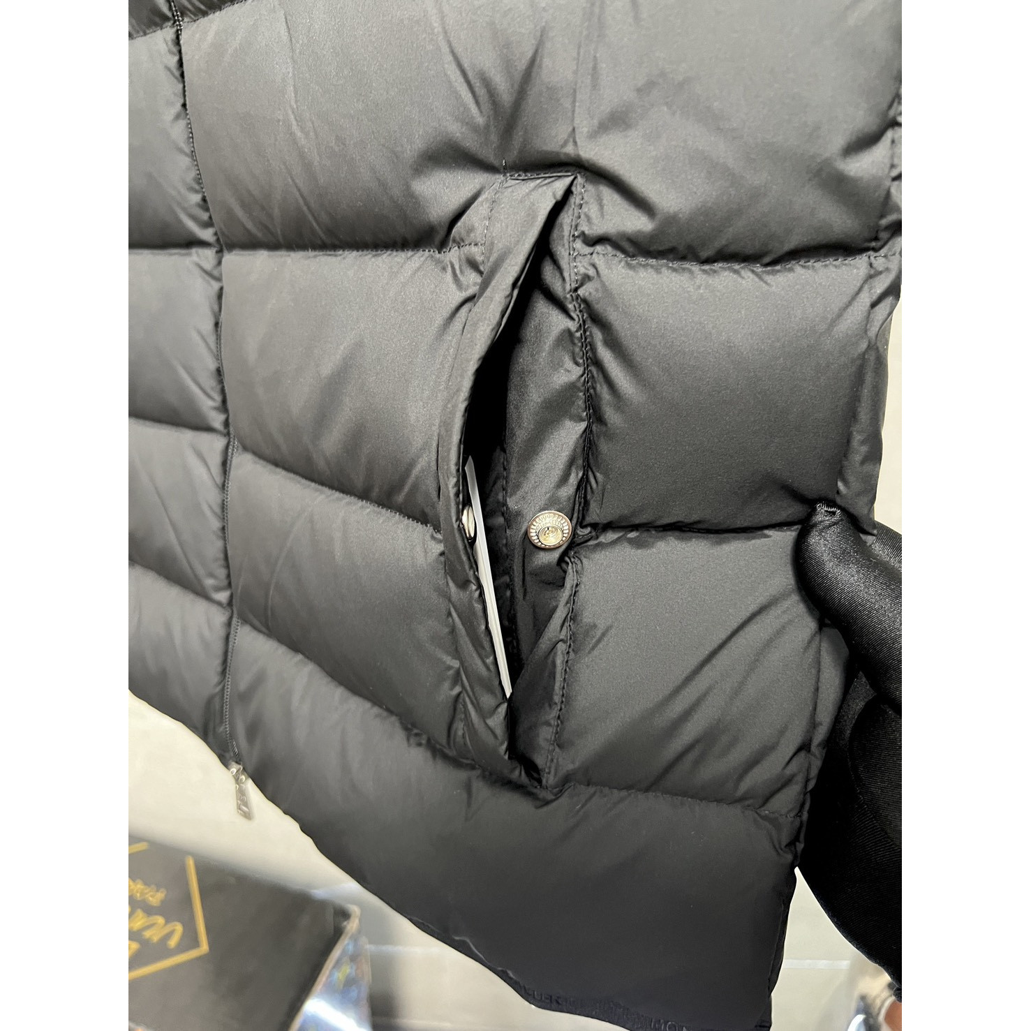 <p>Moncler 情侣款羽绒服 (黑Y24)</p>