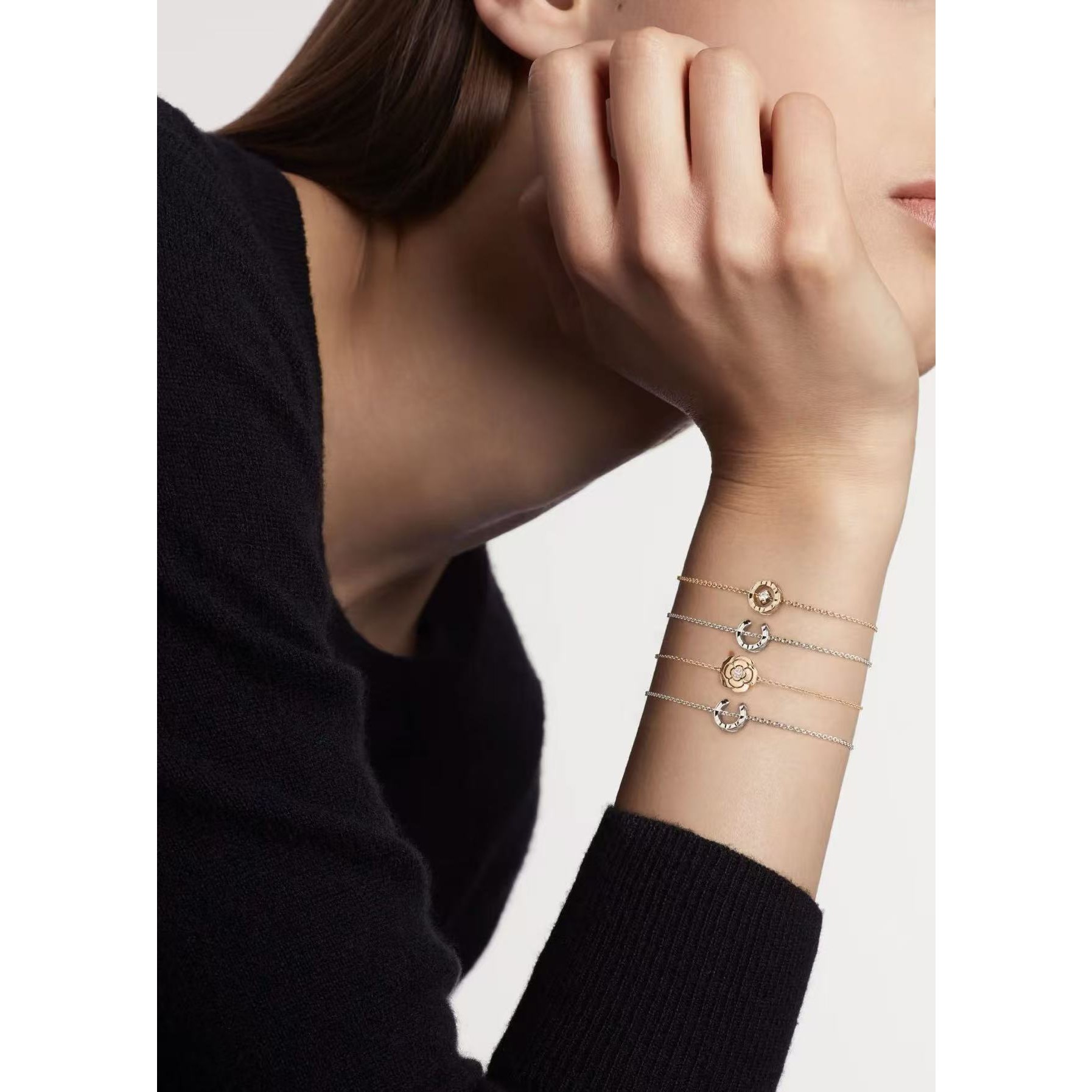 <p>CHANEL&nbsp;光金茶花手链</p>