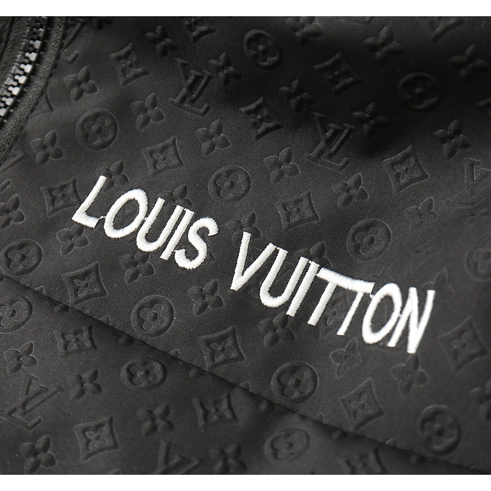 <p>LV 新款男士夹克外套</p>