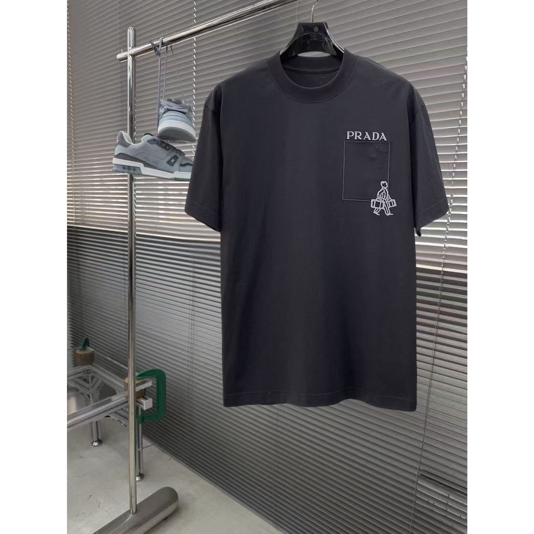 <p>PRADA&nbsp;专柜新款短袖T恤(黑)</p>