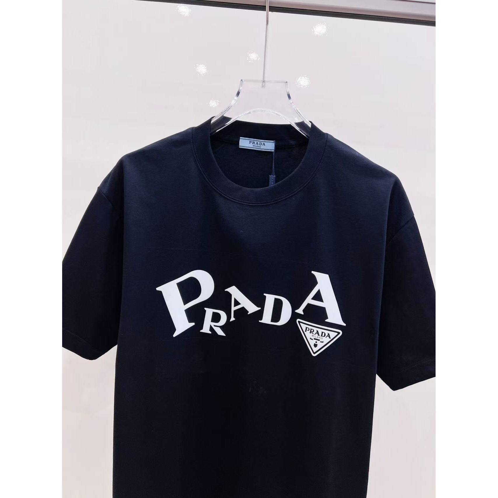 <p>PRADA&nbsp;短袖圆领T恤(黑)</p>