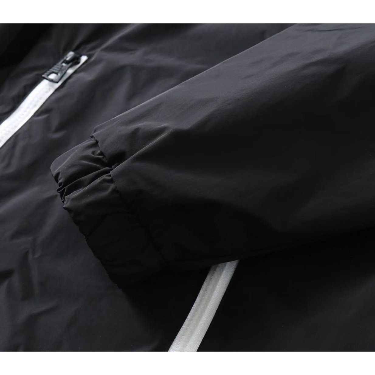 <p>Giorgio_Armani&nbsp;<span style="font-size:13px">男士夹克外套(黑)</span></p>