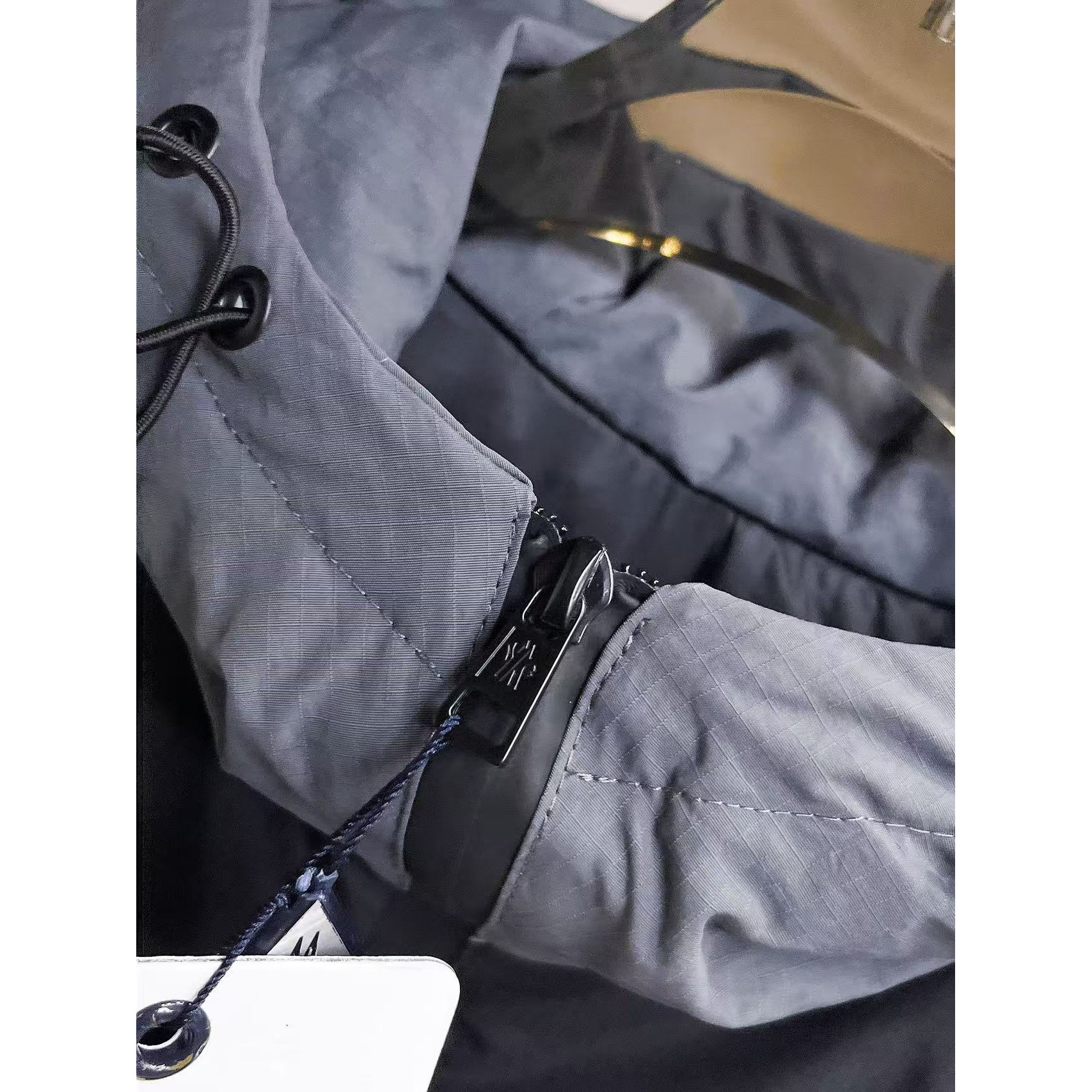 <p>MONCLER&nbsp;秋冬新款羽绒服(灰)</p>