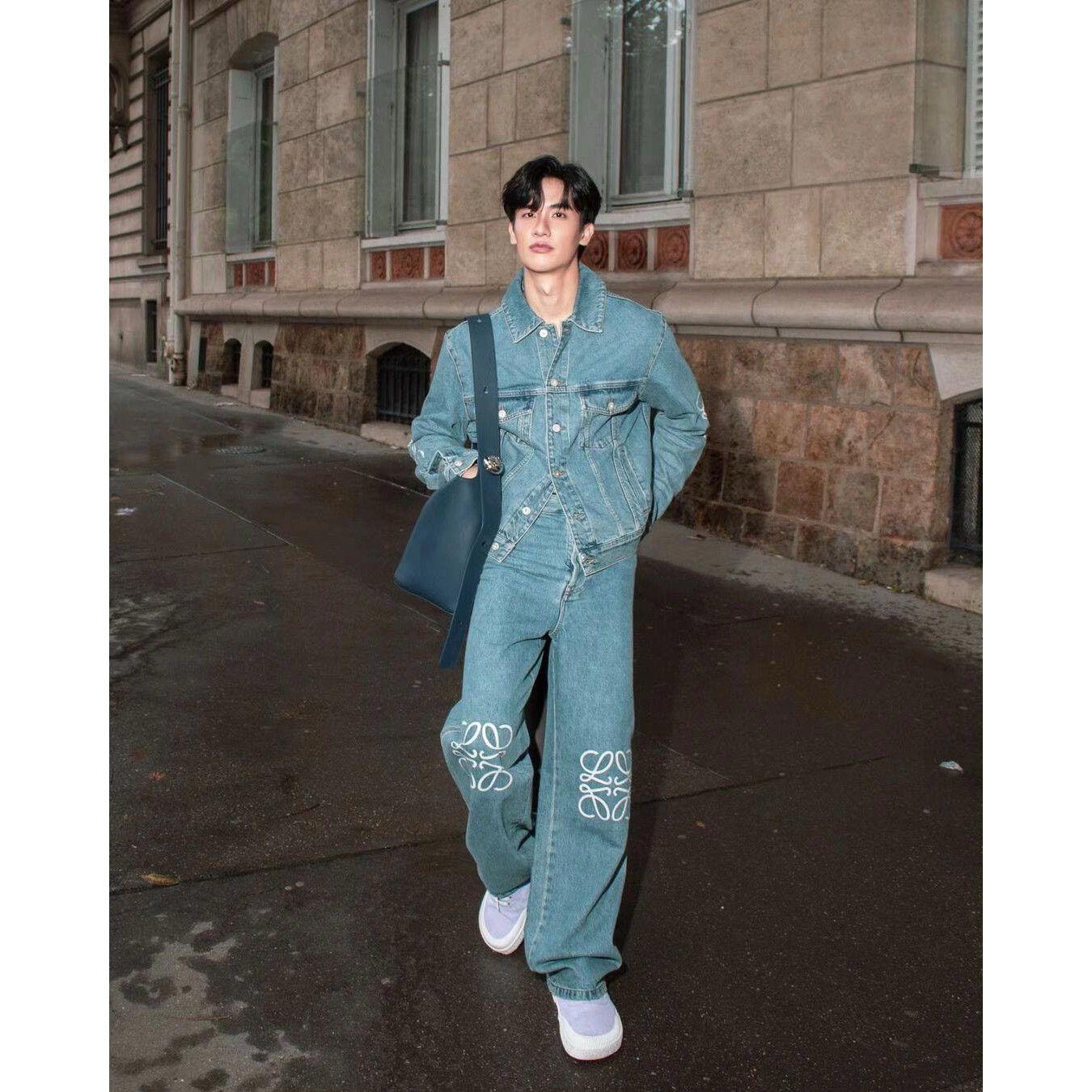 <p>LOEWE&nbsp;单宁刺绣牛仔长裤</p>