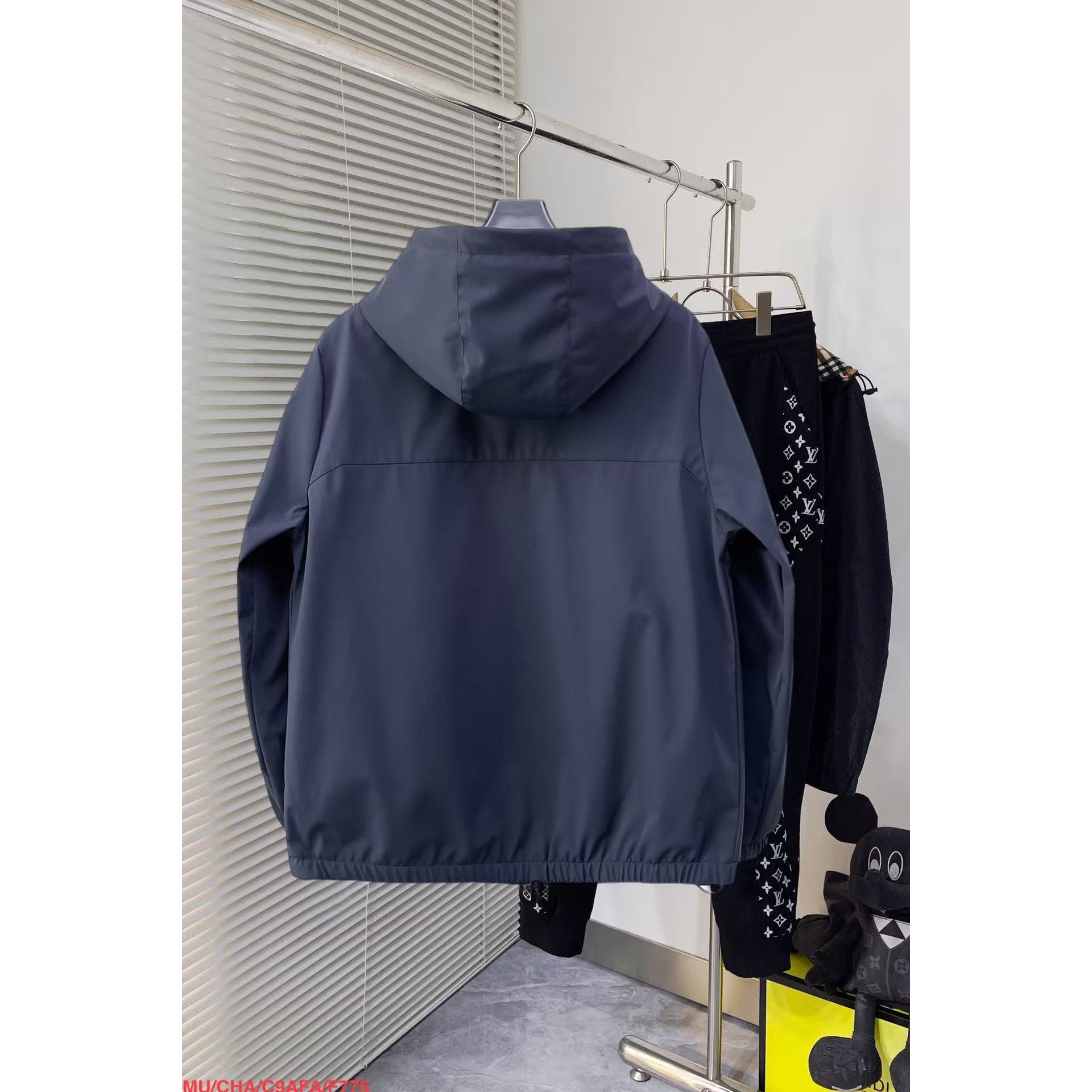 <p>MONCLER 时尚休闲夹克外套(藏青)</p>