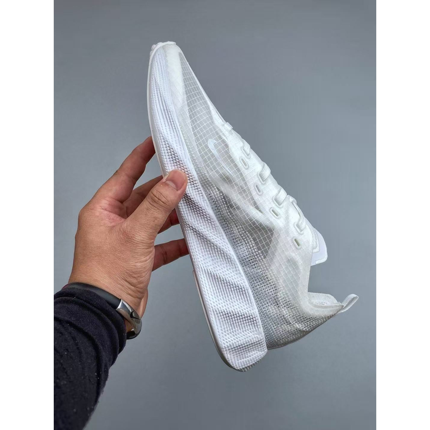 <p>Nike AVA X&nbsp; 透气支撑跑步鞋(白)</p>