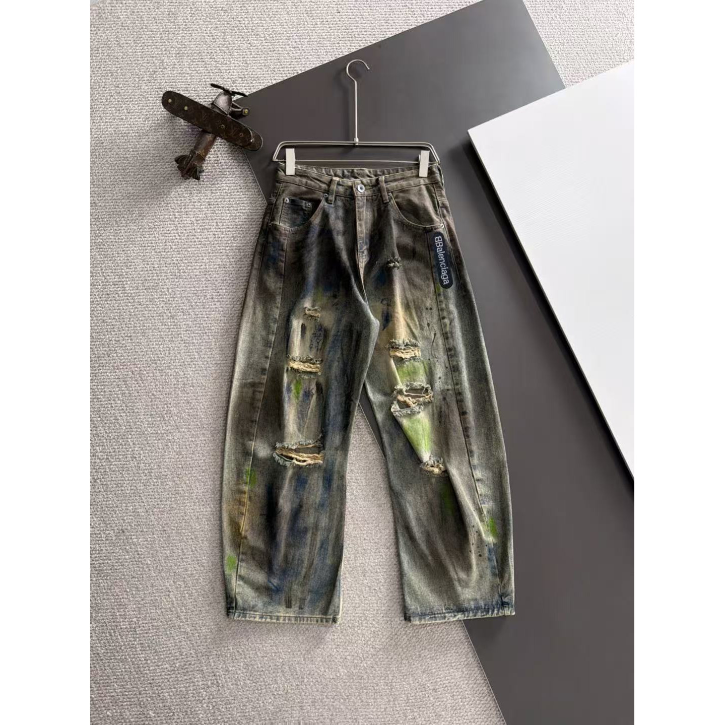 <p>Balenciaga 男士款重工直筒弯刀牛仔裤(黑)</p>