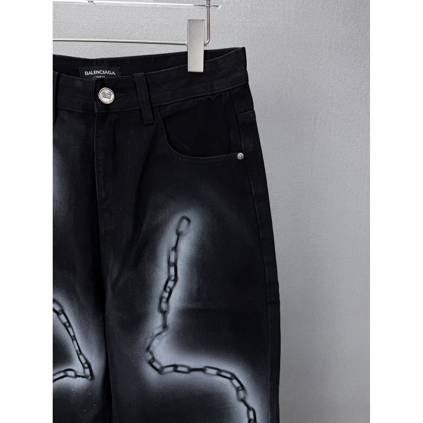 <p>Balenciaga 全身链条⛓️口袋字母情侣款水洗宽松牛仔裤</p>