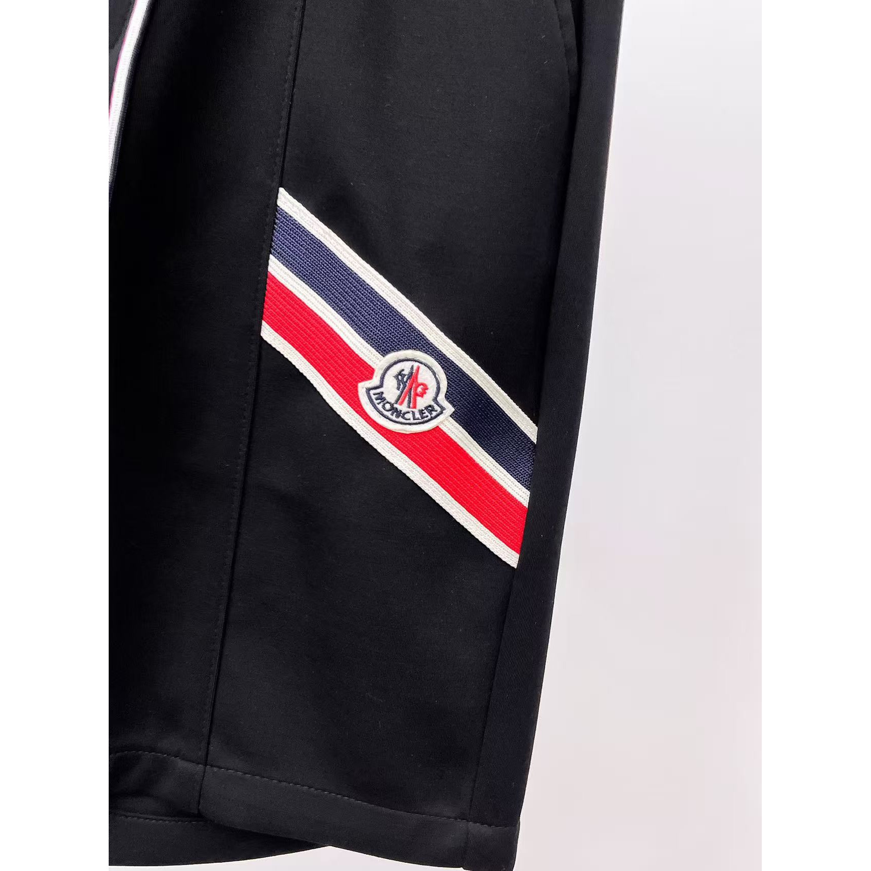 <p>MONCLER 专柜新款休闲短裤(黑)</p>