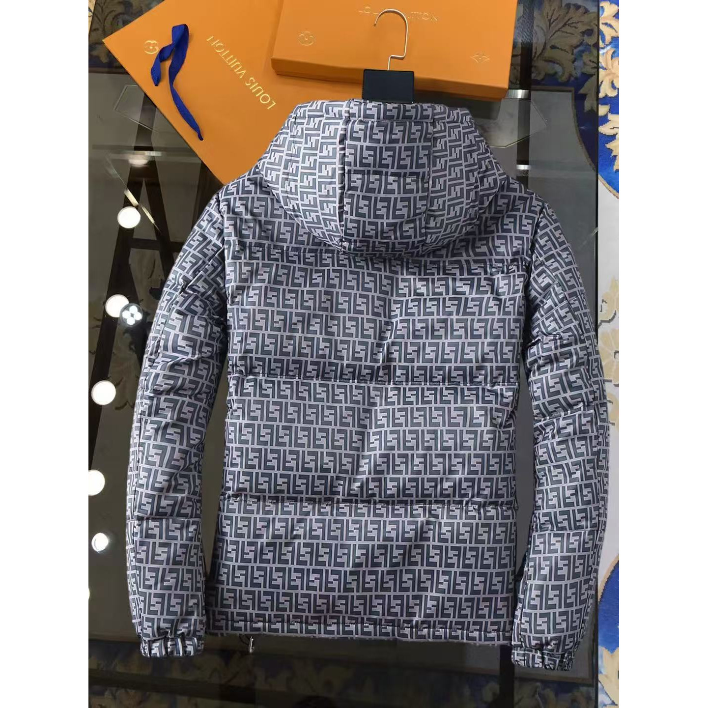 <p>FENDI 新款羽绒服</p>
