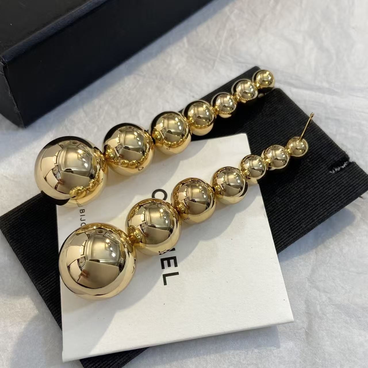 <p>CHANEL 金色球形耳环​​</p>