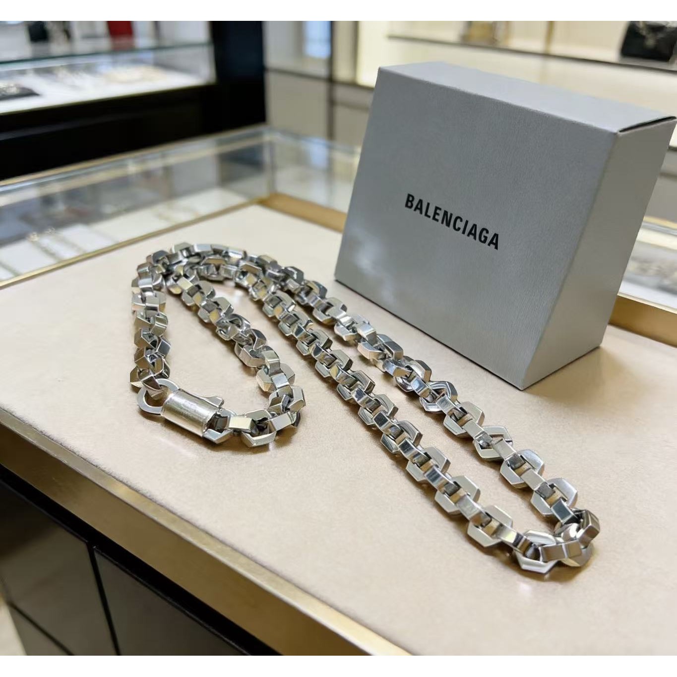 <p>Balenciaga 项链</p>