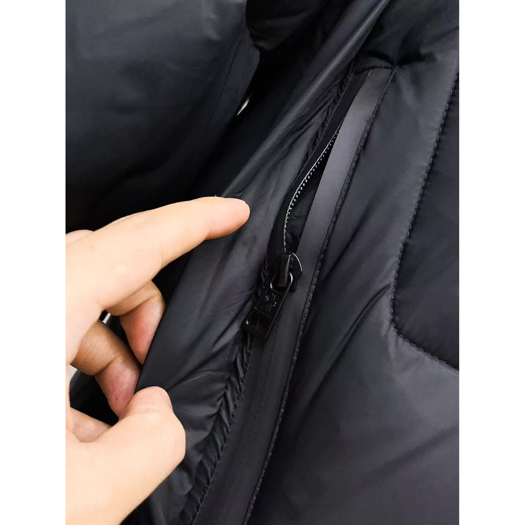 <p>MONCLER&nbsp;秋冬新款羽绒服(黑)&nbsp;</p>