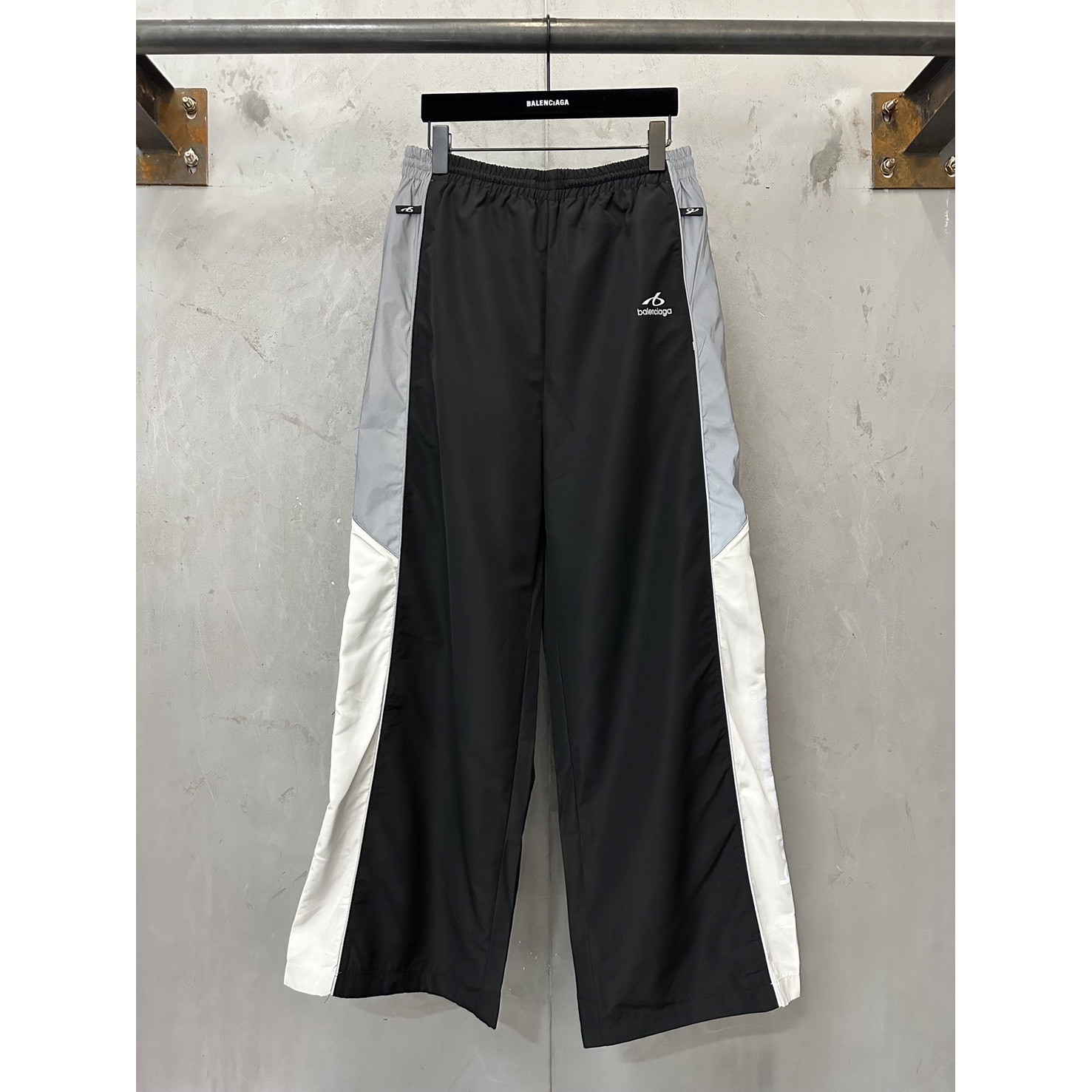 <p>Balenciaga BODIES拼色休闲运动冲锋裤</p>