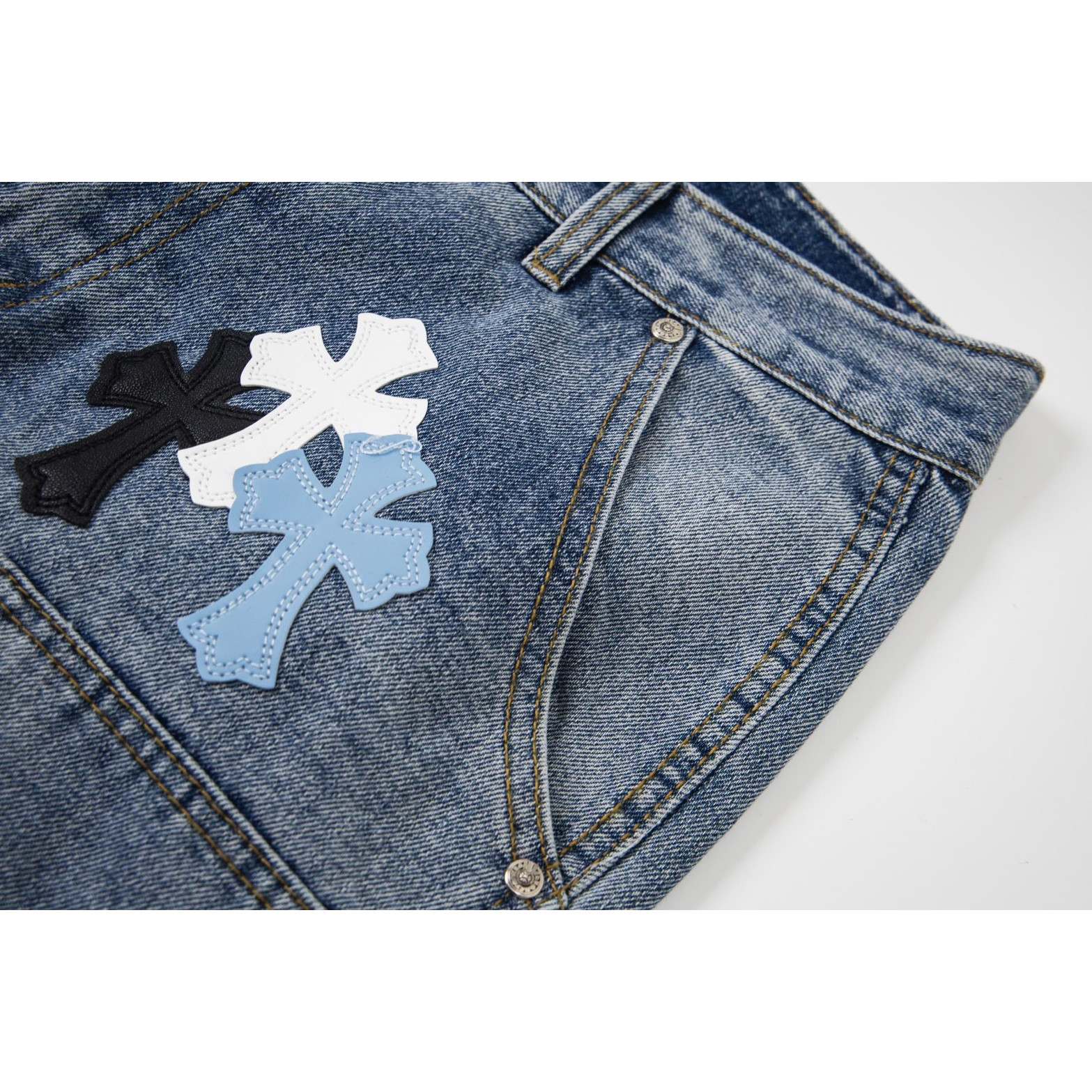 <p>CHROME HEARTS 蓝伐木白皮拼皮牛仔裤(1741#)</p>