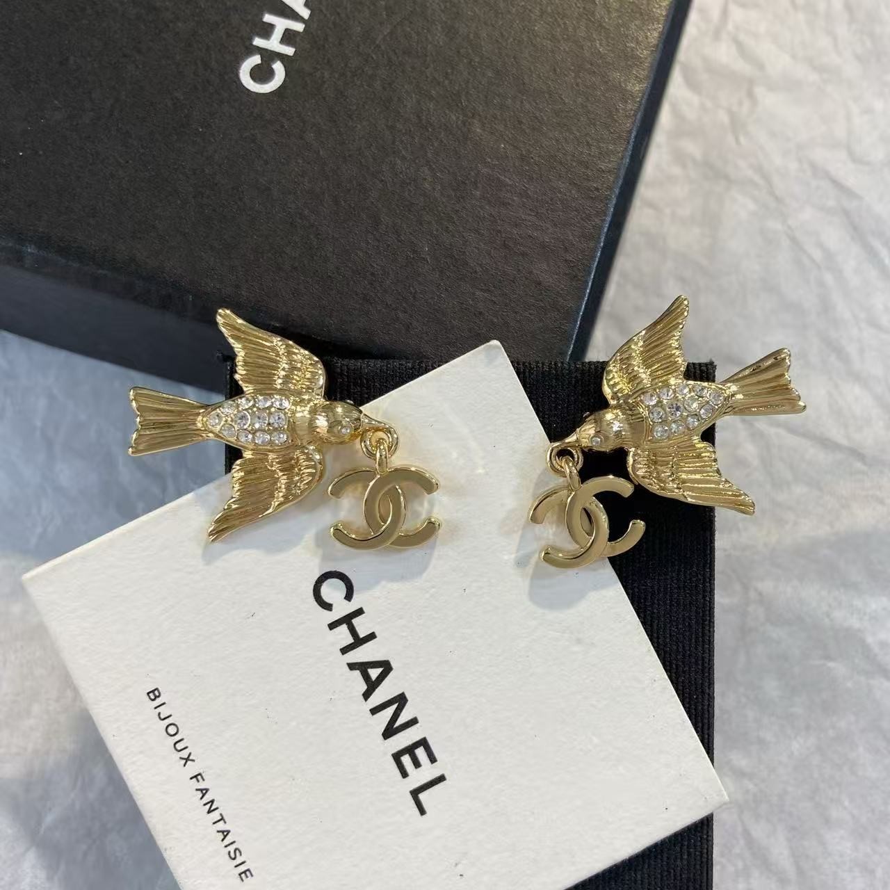 <p>CHANEL 飞鸟双C耳环</p>