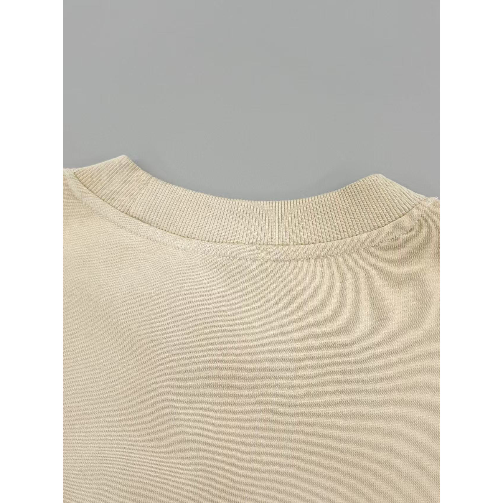 <p>Loewe 洗水圆领卫衣(卡其色)</p>