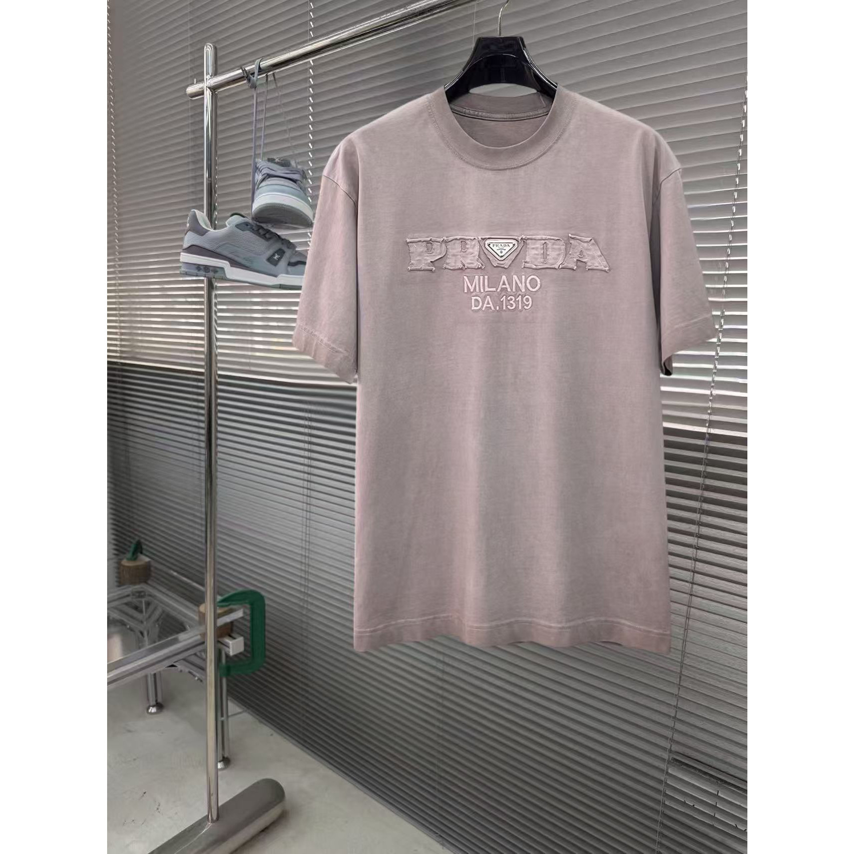 <p>PRADA&nbsp;专柜新款短袖T恤(洗水褐)</p>