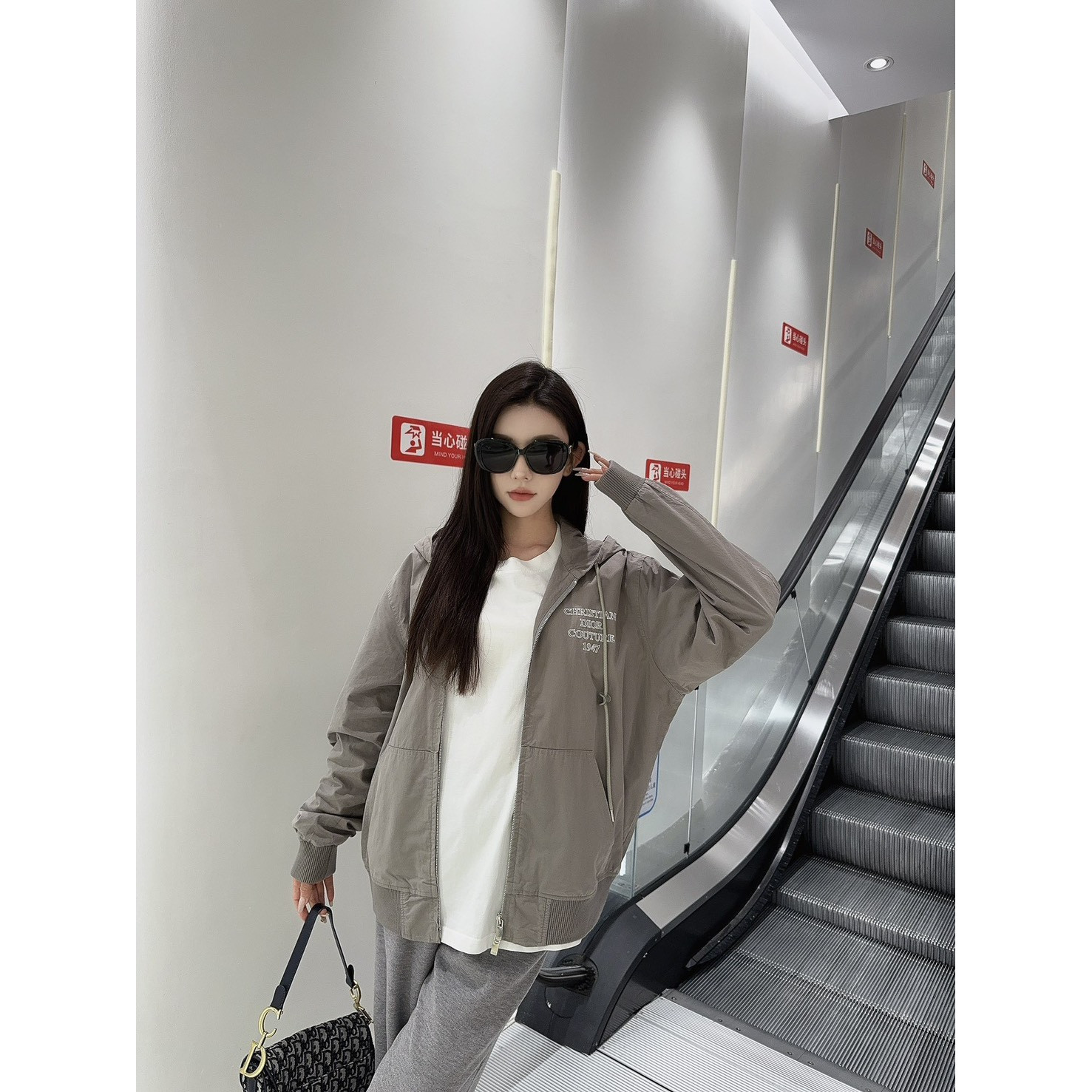 <p>DIOR 字母印花连帽风衣外套<br />
&nbsp;</p>