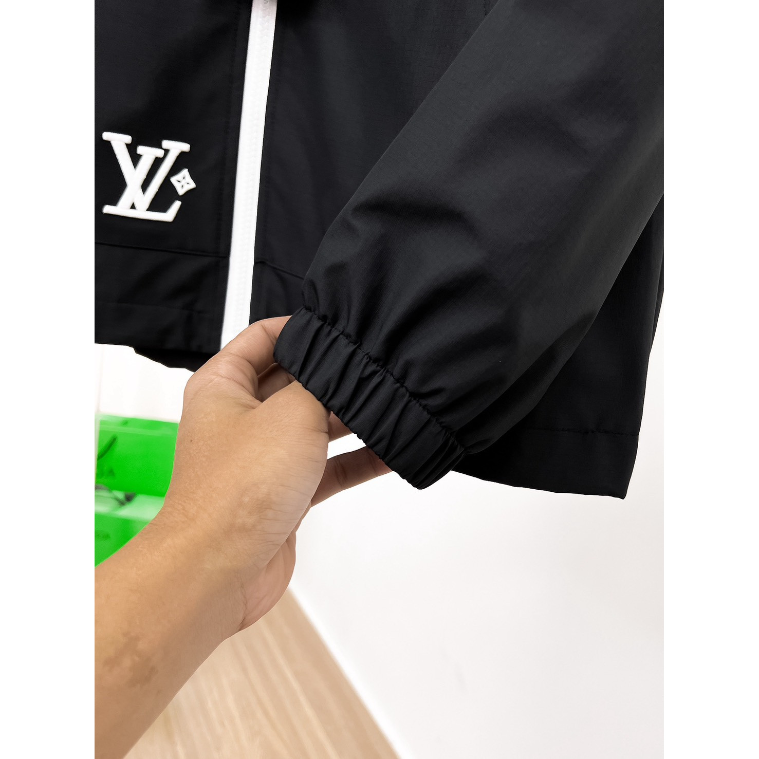 <p>LV&nbsp;男士夹克外套(黑)</p>