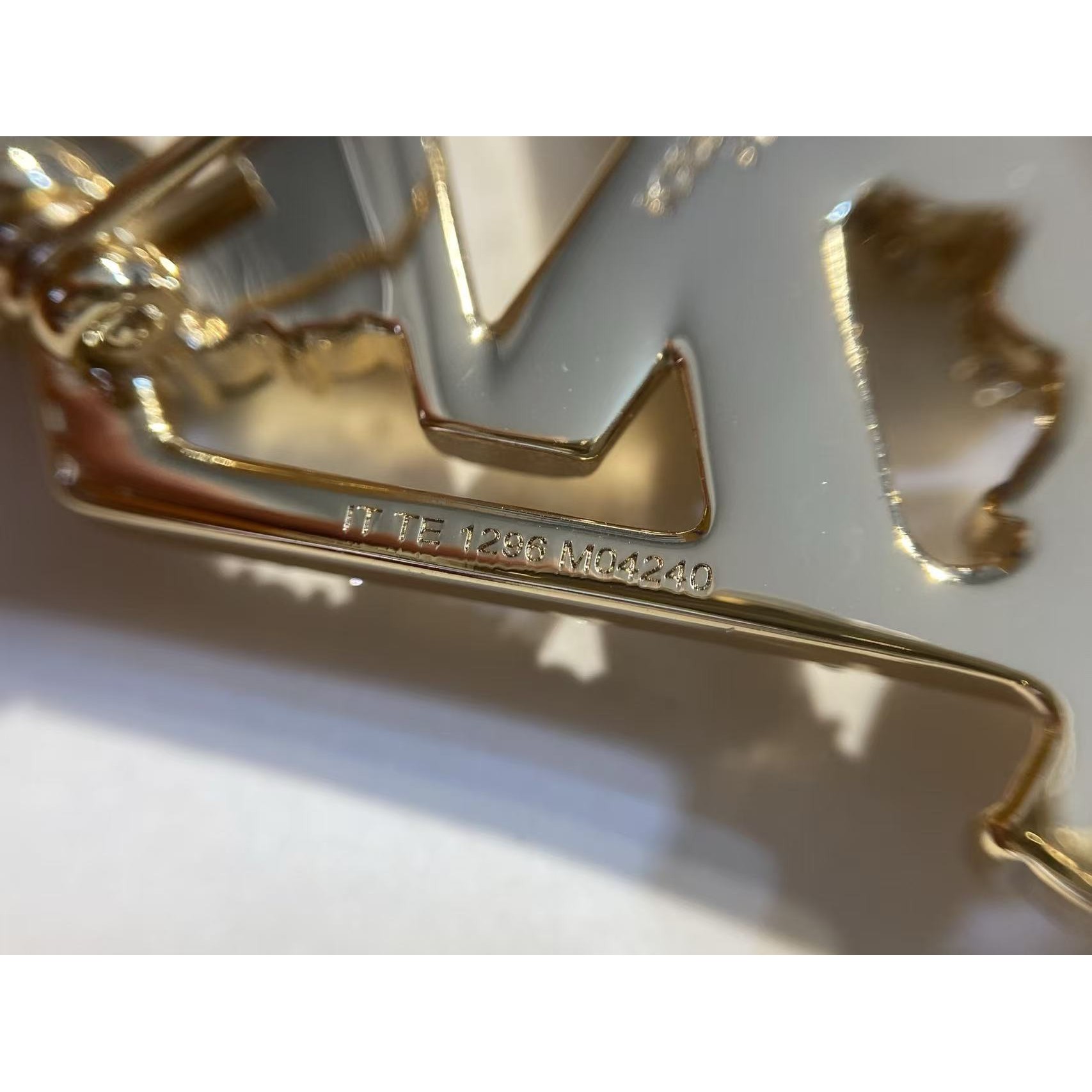 <p>LV 限定花卉胸针</p>