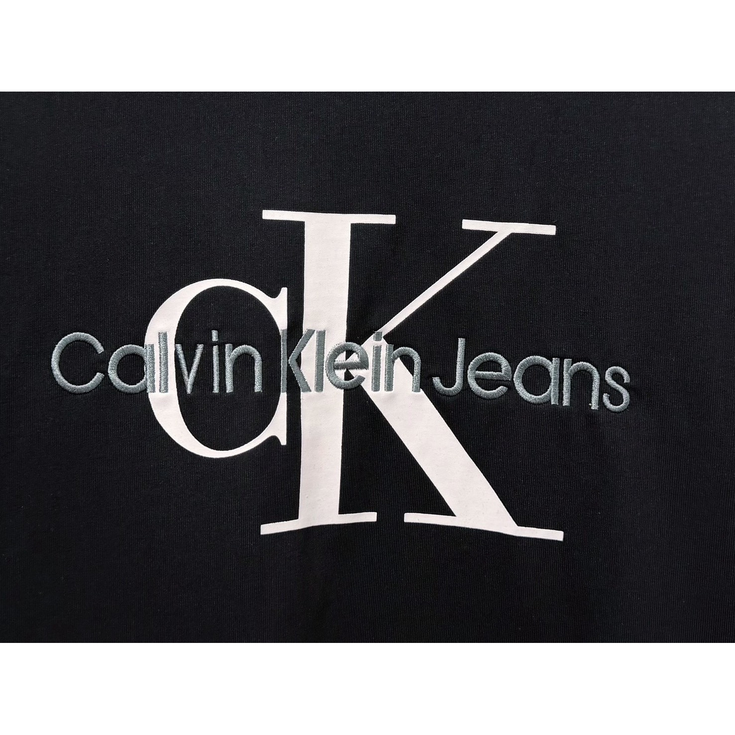 <p>CK&nbsp;刺绣logo长袖(黑)</p>