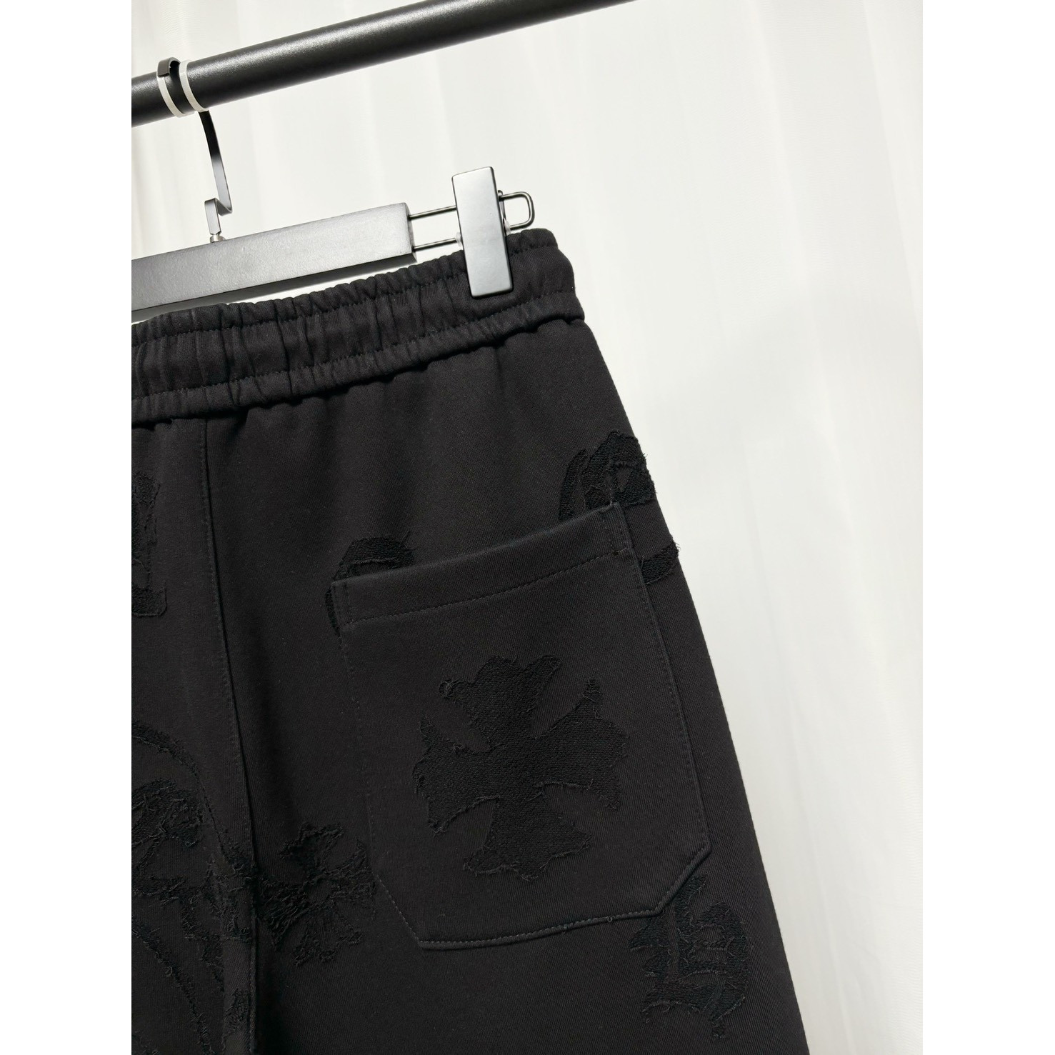 <p>&nbsp;Chrome Hearts 烧花工艺休闲长裤(黑)</p>