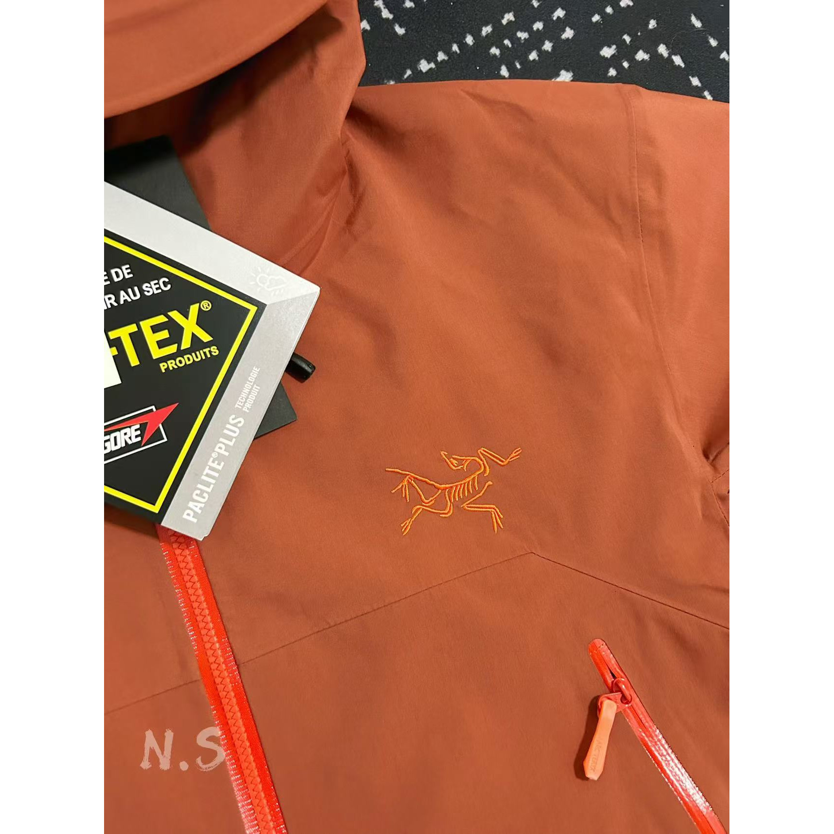 <p>Arc'teryx Beta系列 SL GORE-TEX 硬壳刺绣连帽防水防风透气冲锋衣 (红衫色)</p>