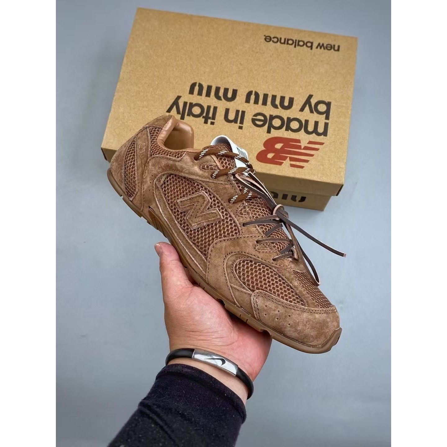 <p>MiuMiu x New Balance 低帮生活休闲鞋(棕)&nbsp;&nbsp;</p>