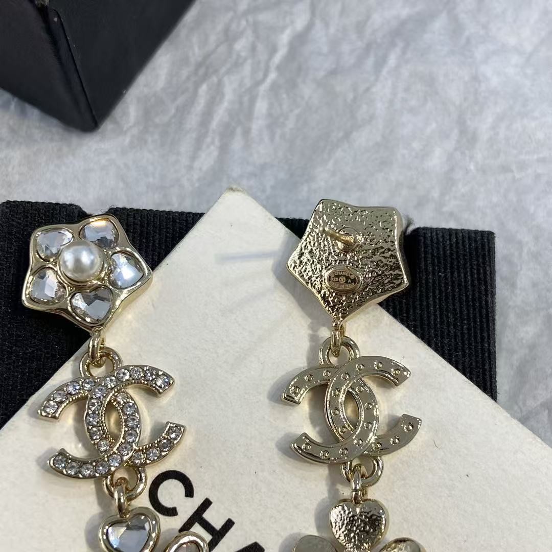 <p>CHANEL 山茶花四叶草耳环</p>