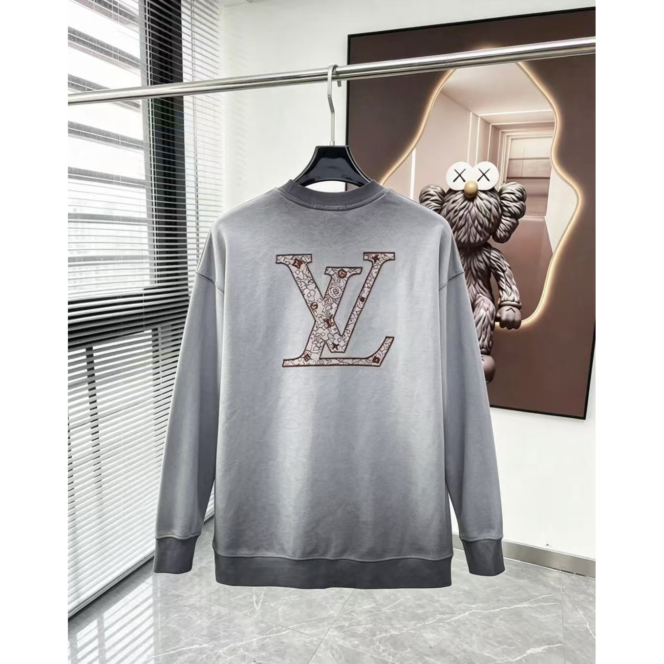 <p>LV 圓領長袖T恤(洗水灰)</p>