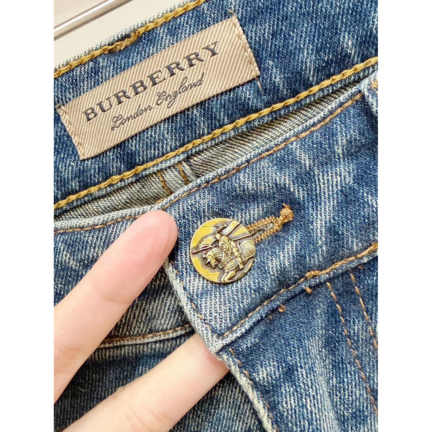 <p>BURBERRY 新款牛仔裤</p>