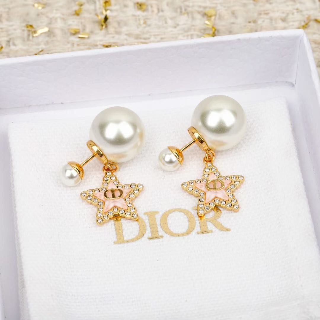 <p>DIOR&nbsp;五角星CD珍珠耳钉</p>