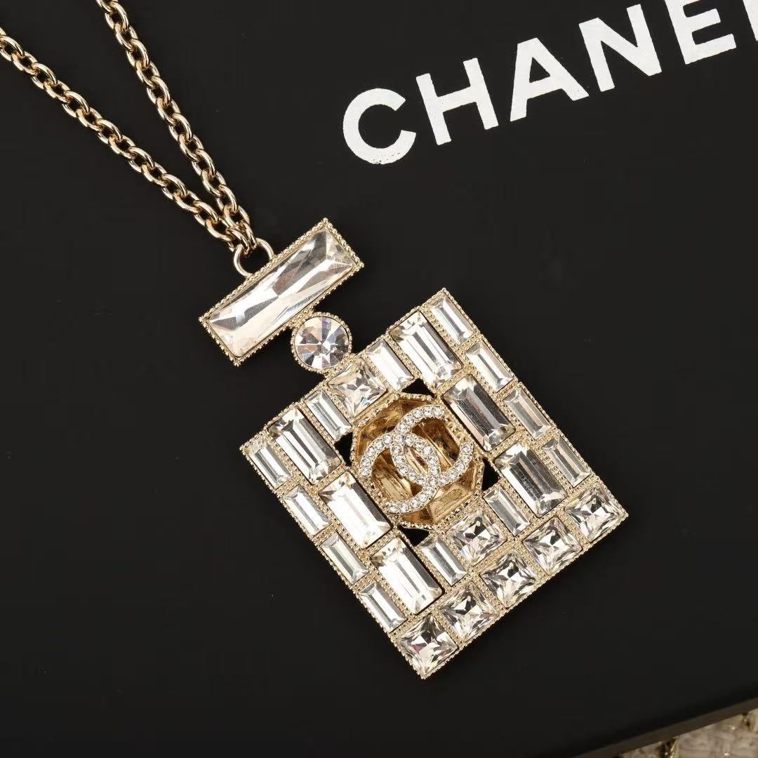 <p>CHANEL&nbsp;香水瓶水钻项链</p>